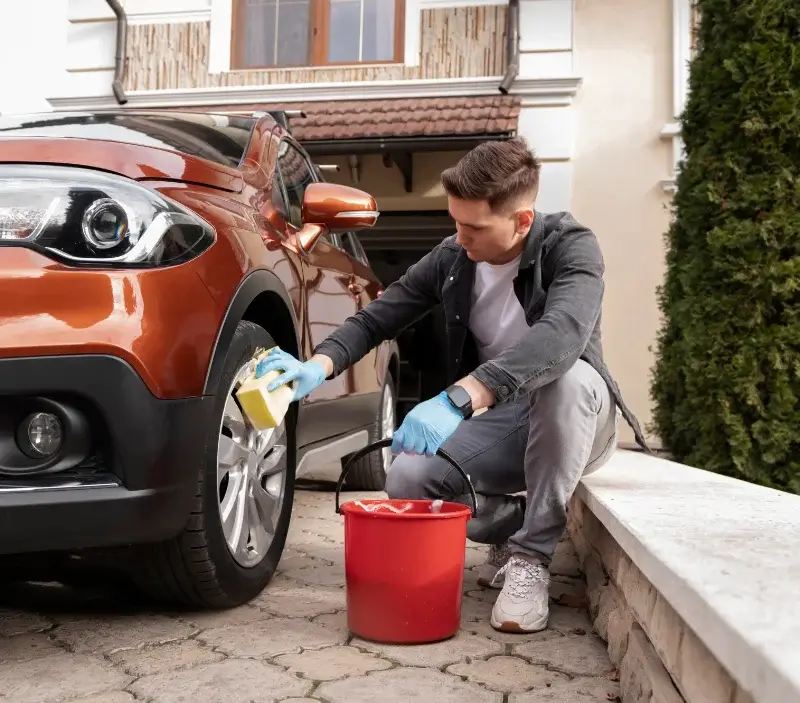 Lavage auto à domicile Gigean : professionnel intervenant sur un véhicule